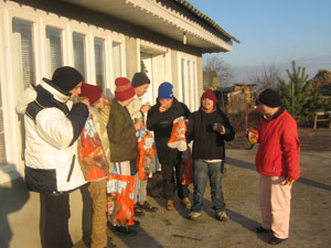 2011 winter Kerstmis De-jongeren-op-bezoek-bij-de-buren,-voor-hun-st-maarten-songs-en-wat-lekkers.jpg